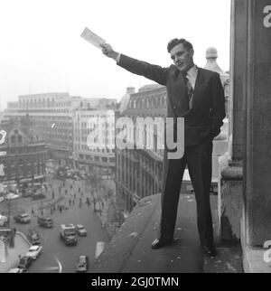 FOOTBALL POOLS WINNERS MR STANLEY WILSON BALCONY WEST END HOTEL 26 APRIL 1960 Stock Photo