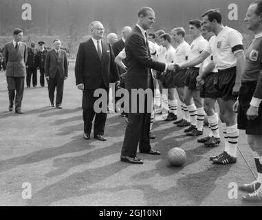 15 APRIL 1961 PRINCE PHILIP SHAKES HANDS WITH PLAYERS OF THE ENGLAND FOOTBALL TEAM BEFORE THEIR MATCH AGAINST SCOTLAND AT WEMBLEY, LONDON, ENGLAND. Stock Photo