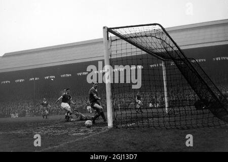 FOOTBALL BLACKBURN V FULHAM MCGRATH & OTHERS IN ACTION 10 MARCH 1962 Stock Photo