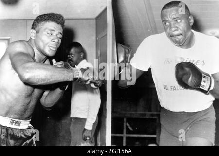 BOXERS SONNY LISTON AND FLOYD PATTERSON IN TRAINING COMBO - ; 25 SEPTEMBER 1962 Stock Photo