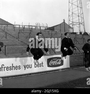 FOOTBALLER JOHNNY HAYNES IN FOOTBALL TRAINING ; 24 DECEMBER 1962 Stock Photo