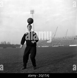 FOOTBALLER JOHNNY HAYNES IN FOOTBALL TRAINING ; 24 DECEMBER 1962 Stock Photo