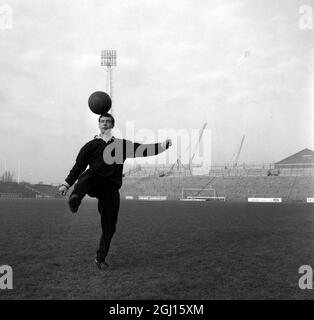 FOOTBALLER JOHNNY HAYNES IN FOOTBALL TRAINING - ; 24 DECEMBER 1962 Stock Photo