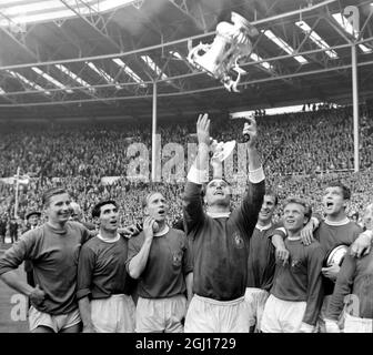 25 MAY 1963 NOEL CANTWELL, THE CAPTAIN OF MANCHESTER UNITED TOSSES THE FA CUP IN THE AIR AFTER THEY BEAT LEICESTER 3-1 IN THE THE FINAL AT WEMBLEY, LONDON, ENGLAND. Stock Photo