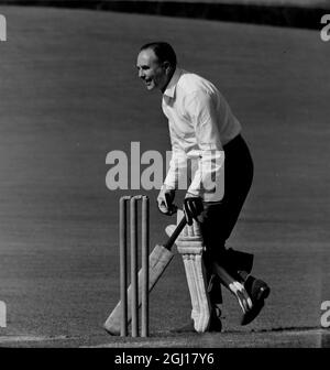 CRICKET TUC TRADE UNION CONGRESS MEMBERS ON PITCH WITH BATSMAN SIDNEY GREENE IN BRIGHTON ; 1 SEPTEMBER 1963 Stock Photo