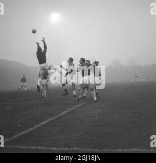 FOOTBALLER JOHNNY HAYNES IN ACTION - FULHAM FOOTBALL CLUB v LUTON - ; 4 JANUARY 1964 Stock Photo