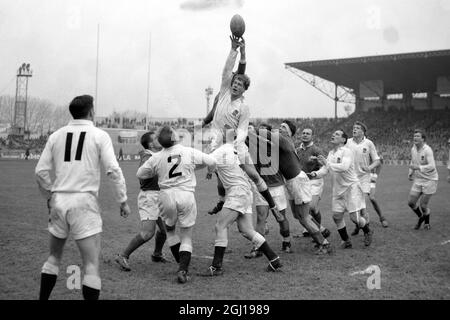 22 FEBRUARY 1964 A LINEOUT DURING THE FIVE NATIONS RUGBY UNION MATCH BETWEEN ENGLAND AND FRANCE. ENGLAND WON 6-3 AT THE COLOMBES STADIUM, PARIS, FRANCE. Stock Photo