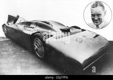 Sir Malcolm Campbell : 11 March 1885 - 31 December 1948 English racing motorist and motoring journalist and his Bluebird that he used to make his land speed record Stock Photo