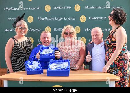 Gary Bardwell collects his trophy after wining the 14:50 Mondialiste Leger Legends Classified Stakes at Doncaster Racecourse, Doncaster, South Yorkshire, UK, 08/09/2021 Stock Photo