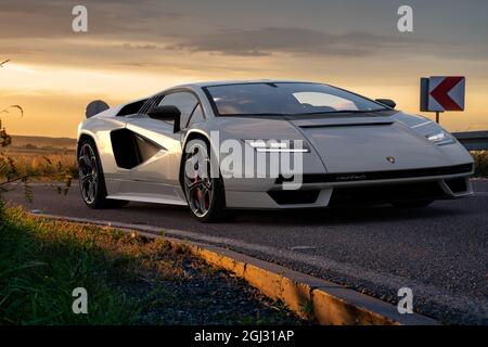 じじい 2点セット Revuelte Countach LPI 800-4 Amazon.com: Aoshima Lamborghini Countach LPI 800-4 (White