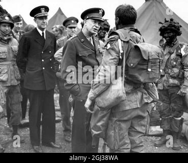 General Dwight D Eisenhower, Supreme Allied Commander Europe, speaks with paratroopers. June 5, 1944. Stock Photo