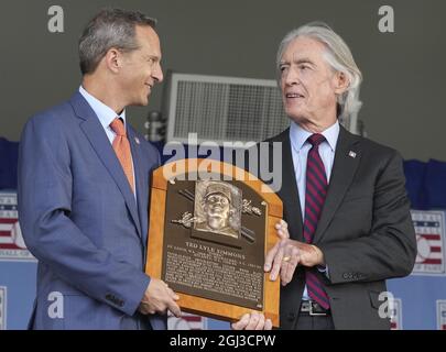 Derek Jeter, Larry Walker, Ted Simmons and Marvin Miller's brand new Hall  of Fame plaques : r/baseball