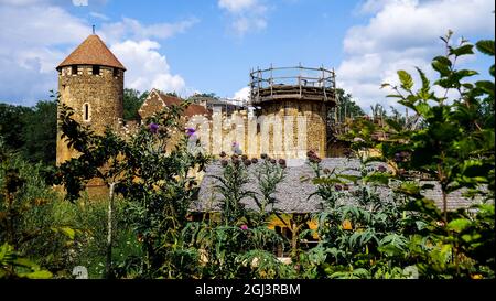 Guédelon Castle construction site, Treigny-Perreuse-Sainte-Colombe, Yonne, Bourgogne Franche-Comté region, France Stock Photo