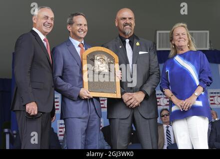 Hall of Fame San Francisco Giants player Willie Mays (L) doffs his cap to  fans while Willie McCovey (R) and Will Clark applaud during a ceremony to  retire Giant Barry Bonds' number 25 in San Francisco on August 11, 2018.  Photo by Terry Schmitt/UPI Sto