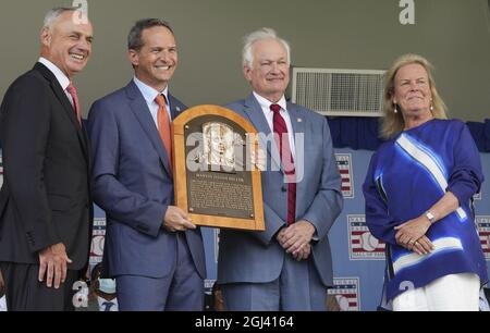 Cooperstown, United States. 08th Sep, 2021. President of HOF Jeff Idelson  presents Derek Jeter (R) with his Hall of Fame Plaques during Major League  Baseball's Hall of Fame Induction Ceremony 2021 for