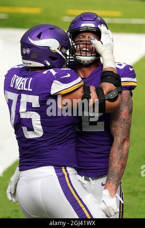 Minneapolis, USA. 27th Sep, 2020. Minnesota Vikings tight end Kyle Rudolph (82) is congratulated by Minnesota Vikings offensive tackle Brian O'Neill (75) after he made a one-handed touchdown completion in the fourth quarter against the Tennessee Titans on Sunday, September 27, 2020 at U.S. Bank Stadium in Minneapolis, Minnesota. (Photo by Anthony Souffle/Minneapolis Star Tribune/TNS/Sipa USA) Credit: Sipa USA/Alamy Live News Stock Photo