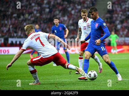 England's Mason Mount (right) and Poland's Kamil Jozwiak battle for the ball during the 2022 FIFA World Cup Qualifying match at PGE Narodowy Stadium, Warsaw. Picture date: Wednesday September 8, 2021. Stock Photo