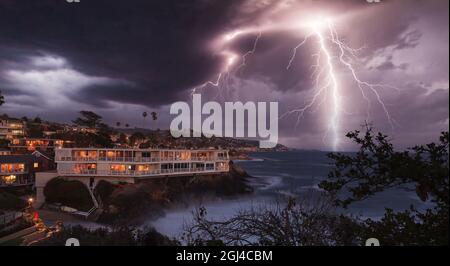 cliff overlooking the ocean in Laguna Beach California Stock Photo - Alamy