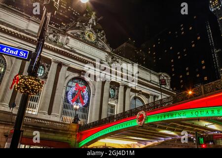 NEW YORK, NY, USA - DECEMBER 27, 2018: Beautiful evenings with street lights near Grand Central Terminal with Crysler building in back. Stock Photo