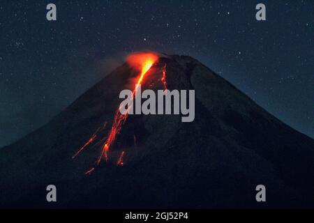 Picture show lava flows from Mount Merapi, Indonesia's most active ...