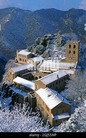 France. Pyrénées Orientales (66) Conflent region. St Martin du Canigou abbey under the snow Stock Photo