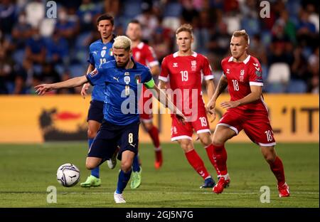 REGGIO NELL'EMILIA, ITALY - SEPTEMBER 08: Jorginho Frello of Italy competes for the ball with Ovidijus Verbickas of Lithuania ,during the 2022 FIFA World Cup Qualifier match between Italy and Lithuania at Mapei Stadium - Citta' del Tricolore on September 8, 2021 in Reggio nell'Emilia, . (Photo by MB Media) Stock Photo