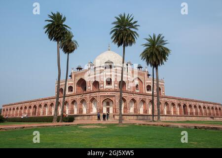 India, Delhi. Humayun's Tomb, aka Maqbara-i Humayun, tomb of Mughal Emperor Humayun. Built in Persian style Islamic architecture, circa 1558. UNESCO. Stock Photo