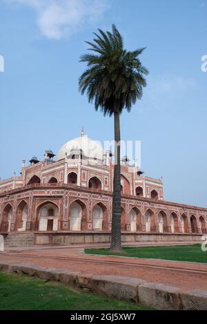 India, Delhi. Humayun's Tomb, aka Maqbara-i Humayun, tomb of Mughal Emperor Humayun. Built in Persian style Islamic architecture, circa 1558. UNESCO. Stock Photo