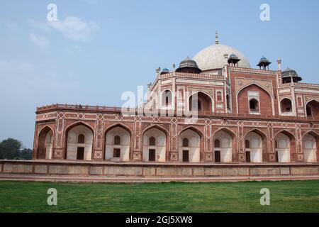 India, Delhi. Humayun's Tomb, aka Maqbara-i Humayun, tomb of Mughal Emperor Humayun. Built in Persian style Islamic architecture, circa 1558. UNESCO. Stock Photo