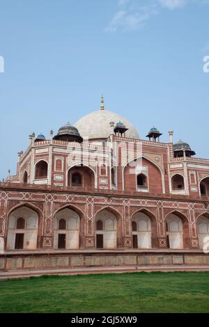 India, Delhi. Humayun's Tomb, aka Maqbara-i Humayun, tomb of Mughal Emperor Humayun. Built in Persian style Islamic architecture, circa 1558. UNESCO. Stock Photo