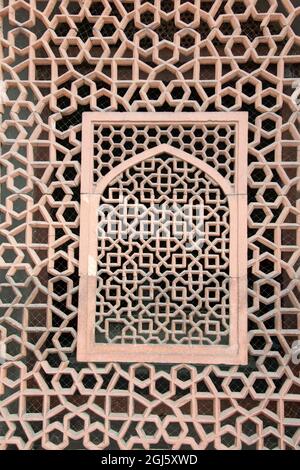 India, Delhi. Humayun's Tomb, aka Maqbara-i Humayun. Detail of Persian style Islamic architecture, with ornate carved stone honeycomb. UNESCO. Stock Photo