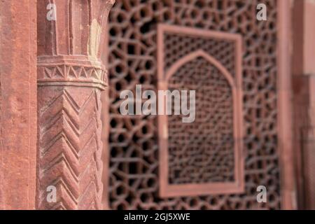 India, Delhi. Humayun's Tomb, aka Maqbara-i Humayun. Detail of Persian style Islamic architecture with ornate carved stone honeycomb. UNESCO. Stock Photo