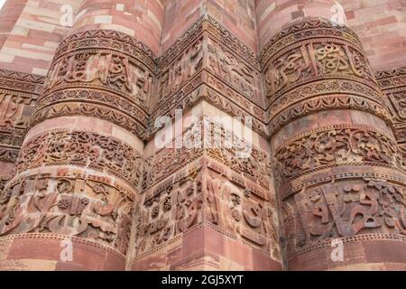 India, Delhi. Qutub Minar, circa 1193, one of earliest known samples of Islamic architecture. Detail of ornate carved sandstone of main tower. UNESCO. Stock Photo