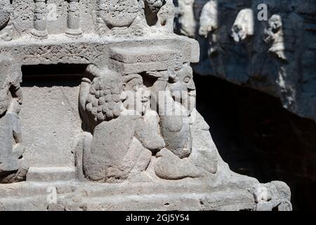 India, Maharashtra, Ellora Caves. Cave 16, Kailasa, aka Kailasanatha Temple entirely carved out of one single rock. Detail of ornate dwarf carvings. U Stock Photo