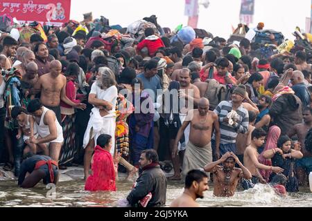 India, Uttar Pradesh, Allahabad, Prayagraj, Ardh Kumbh Mela. A crowd of pilgrims come to the Ganges to bathe at the most auspicious time during the fe Stock Photo
