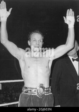 Henry Cooper acknowledges the cheers of the crowd , after receiving his third Lonsdale belt , the most ever won by a British Boxer . 7 November 1967 Stock Photo