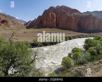 Valley of river Suusamyr in the Tien Shan Mountains, Kyrgyzstan Stock Photo