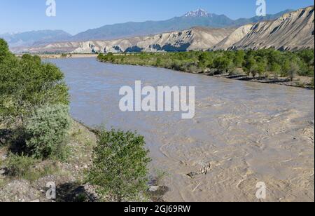 Landscape with river Naryn near Kazarman in the Tien Shan mountains or heavenly mountains in Kirghizia, Kyrgyzstan Stock Photo