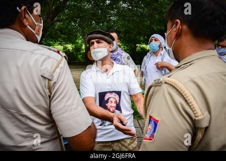 New Delhi, India. 09th Sep, 2021. An Afghan refugee wearing a t-shirt with a picture of the former slain Mujahideen commander Ahmad Shah Massoud, speaks to a policeman after they were denied permission to hold a protest near the Pakistan embassy in New Delhi. (Photo by Manish Rajput | SOPA Images/Sipa USA) Credit: Sipa USA/Alamy Live News Stock Photo