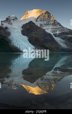 Canada, British Columbia. Mount Robson, highest mountain in the Canadian Rockies, elevation 3,954 m (12,972 ft), seen from Berg Lake, Mount Robson Pro Stock Photo