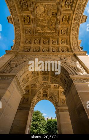 Arc de Triomphe du Carrousel with the sculpture 'Peace riding in a triumphal chariot' atop, Paris, France. Stock Photo