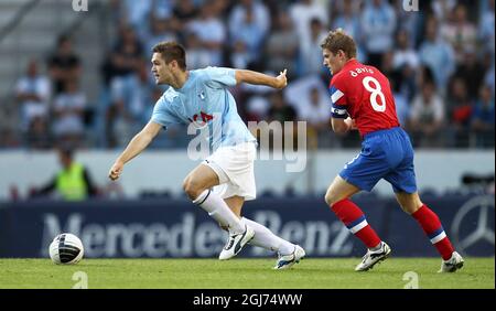 Jiloan Hamad (L) of Malmoe FF vies with Steven Davis of Glasgow Rangers FC during their UEFA Champions League 3rd qualifying round, second leg, soccer match in Malmoe, Sweden, on 03 August, 2011. Stock Photo