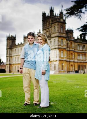 HIGHCLERE 2011-05-31 Picture: Lord and Lady Carnarvon in front of their home Highclere Castle. Behind the scenes of Downton Abbey. Filming the popular tv-series at Highclere Castle in Berkshire, England. Millions of viewers have followed the Crawley family's struggle to retain the castle Downton Abbey. But the series has also brought the real life owners new hope. Svenska Dagbladet visited the film set of Downton Abbey - and met a castle with new life. ItÂ’s the second season that is being filmed and it takes off in the middle of the first world war. The Earl of Grantham has let Downton Abbey Stock Photo