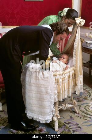 FILE 1977-09-27 Princess Victoria lying in the cradle, dressed in a christening gown pampered by King Carl XVI Gustaf and Queen Silvia at the Royal Palace in Stockholm September 27, 1977 after the princess christening in the Palace church. **** Prinsessan Victoria ligger i vaggan klÃ¤dd i dopklÃ¤nning ompysslad av kung Carl XVI Gustaf och drottning Silvia pÃ¥ Stockholms slott 27:e september 1977 efter prinsessans dopceremoni i slottskyrkan. Foto: Pressens Bild / SCANPIX / Kod: 190 Stock Photo