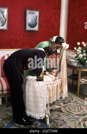 FILE 1977-09-27 Princess Victoria lying in the cradle, dressed in a christening gown pampered by King Carl XVI Gustaf and Queen Silvia at the Royal Palace in Stockholm September 27, 1977 after the princess christening in the Palace church. **** Prinsessan Victoria ligger i vaggan klÃ¤dd i dopklÃ¤nning ompysslad av kung Carl XVI Gustaf och drottning Silvia pÃ¥ Stockholms slott 27:e september 1977 efter prinsessans dopceremoni i slottskyrkan. Foto: Pressens Bild / SCANPIX / Kod: 190 Stock Photo