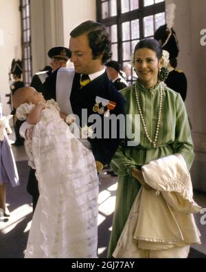 File 1977-09-27 King Carl XVI Gustaf holding Princess Victoria in his arms next to him Queen Silvia at the Royal Palace in Stockholm September 27, 1977 after the princess christening in the Palace church. ******* Kung Carl XVI Gustaf med prinsessan Victoria famnen tillsammans med drottning Silvia pÃ¥ Stockholms slott 27:e september 1977 efter prinsessans dopceremoni i slottskyrkan. Photo: Bertil Ericson / SCANPIX / Kod: 1002 Stock Photo