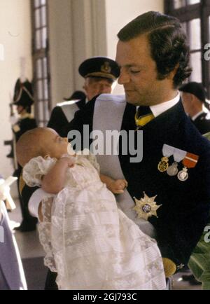 File 1977-09-27 King Carl XVI Gustaf holding Princess Victoria in his arms next to him Queen Silvia at the Royal Palace in Stockholm September 27, 1977 after the princess christening in the Palace church. ******* Kung Carl XVI Gustaf med prinsessan Victoria famnen tillsammans med drottning Silvia pÃ¥ Stockholms slott 27:e september 1977 efter prinsessans dopceremoni i slottskyrkan. Photo: Bertil Ericson / SCANPIX / Kod: 1002 Stock Photo