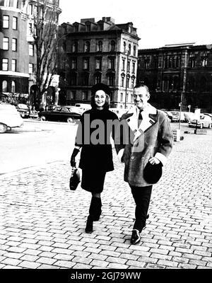 FILE Stockholm 1963. British actor David Niven (1909-1983) with his Swedish wife Hjordis Genberg visiting Stockholm. Nivens most famous and and popular film role was as Phileas Fogg in 'Around the World in 80 Days'. In total, Niven did 90 or so films. Foto: Sven Gosta Johansson / SCANPIX code 262  Stock Photo