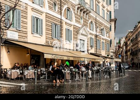 Italy, Rome. Piazza del Popolo, Caffetteria Canova in the rain. Stock Photo