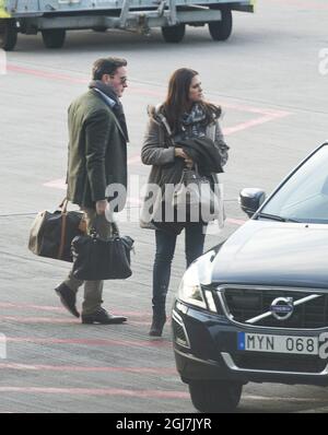 STOCKHOLM 20121025 Princess Madeleine of Sweden and her fiancée Chris O'Neill are seen leaving Stockholm and boarding a SAS airplane at Arlanda airport for London yesterday afternoon after their engagement was announced. Foto: Suvad Mrkonjic / XP / SCANPIX / kod 7116   Stock Photo